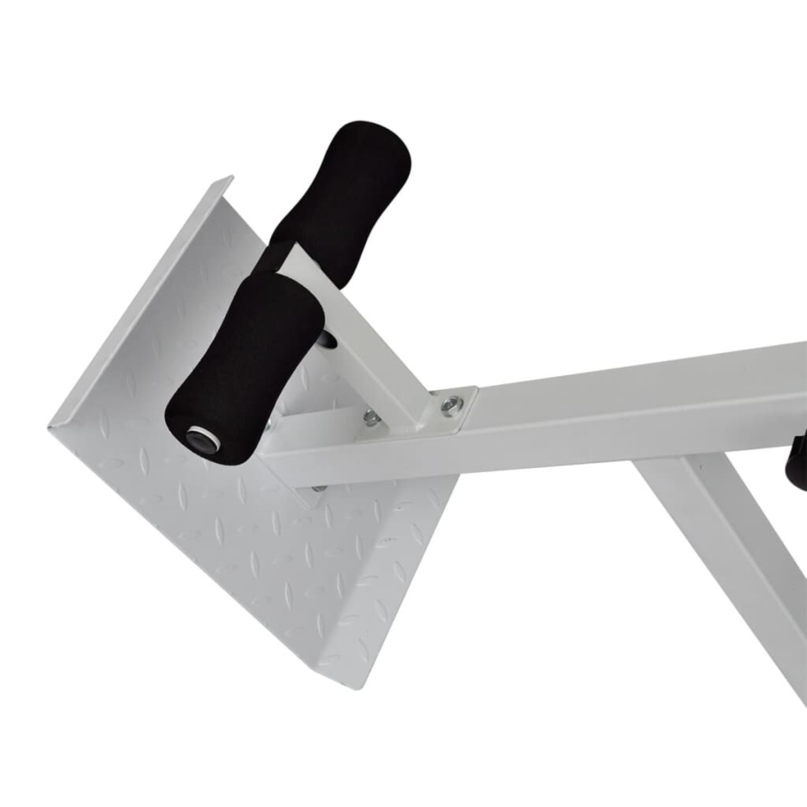 Eine weiße Trainingsmaschine mit schwarzen Schaumstoffgriffen und einer Riffelblechbasis.