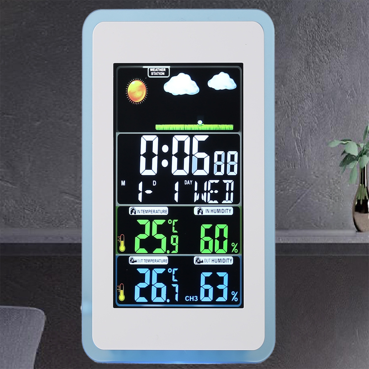 Digitale Wetterstation mit Anzeige von Uhrzeit, Datum, Temperatur und Luftfeuchtigkeit auf blauem Bildschirm.