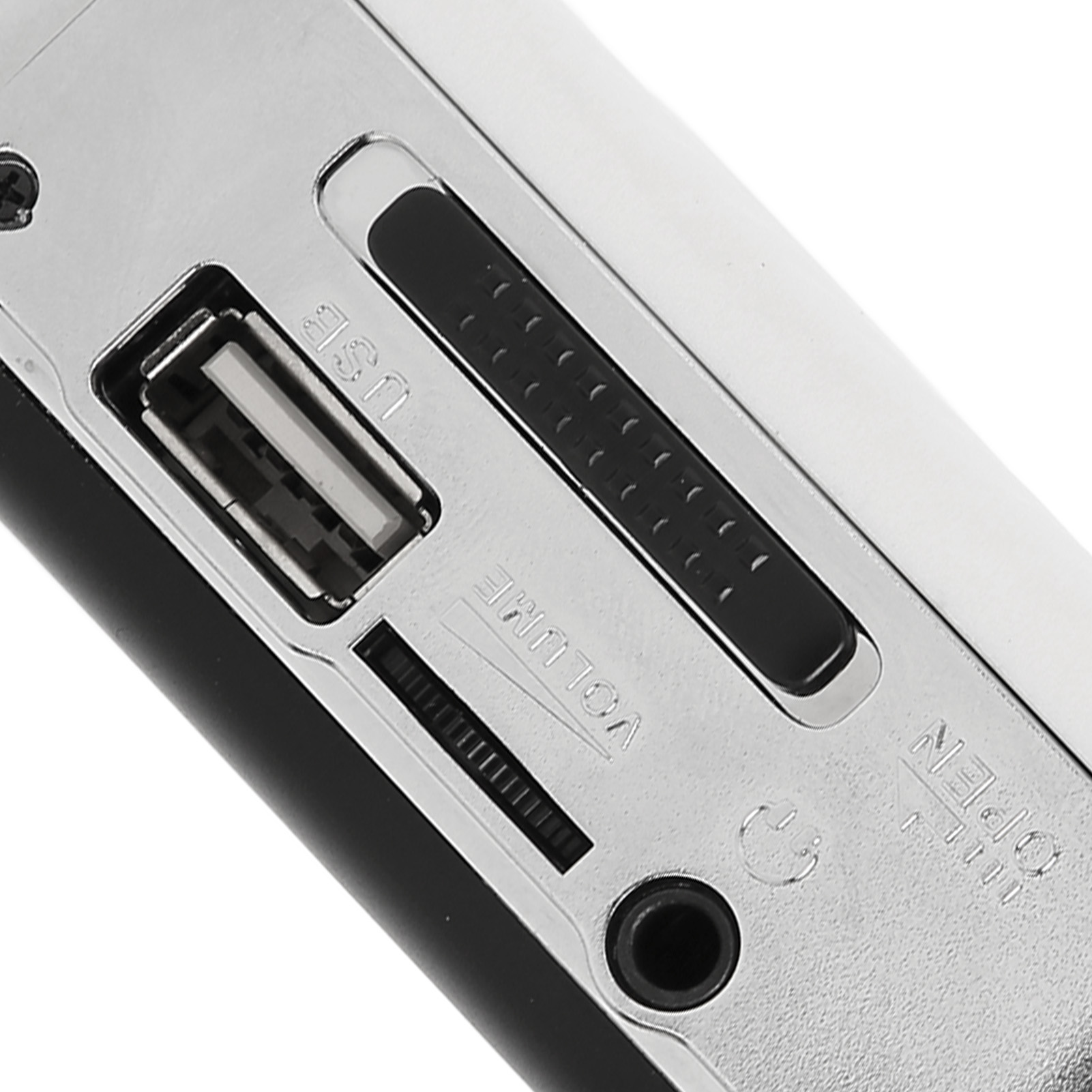 Nahaufnahme eines Geräts mit USB-Anschluss, Lautstärkeregler und offenem Steckplatz. Schwarz und Silber.