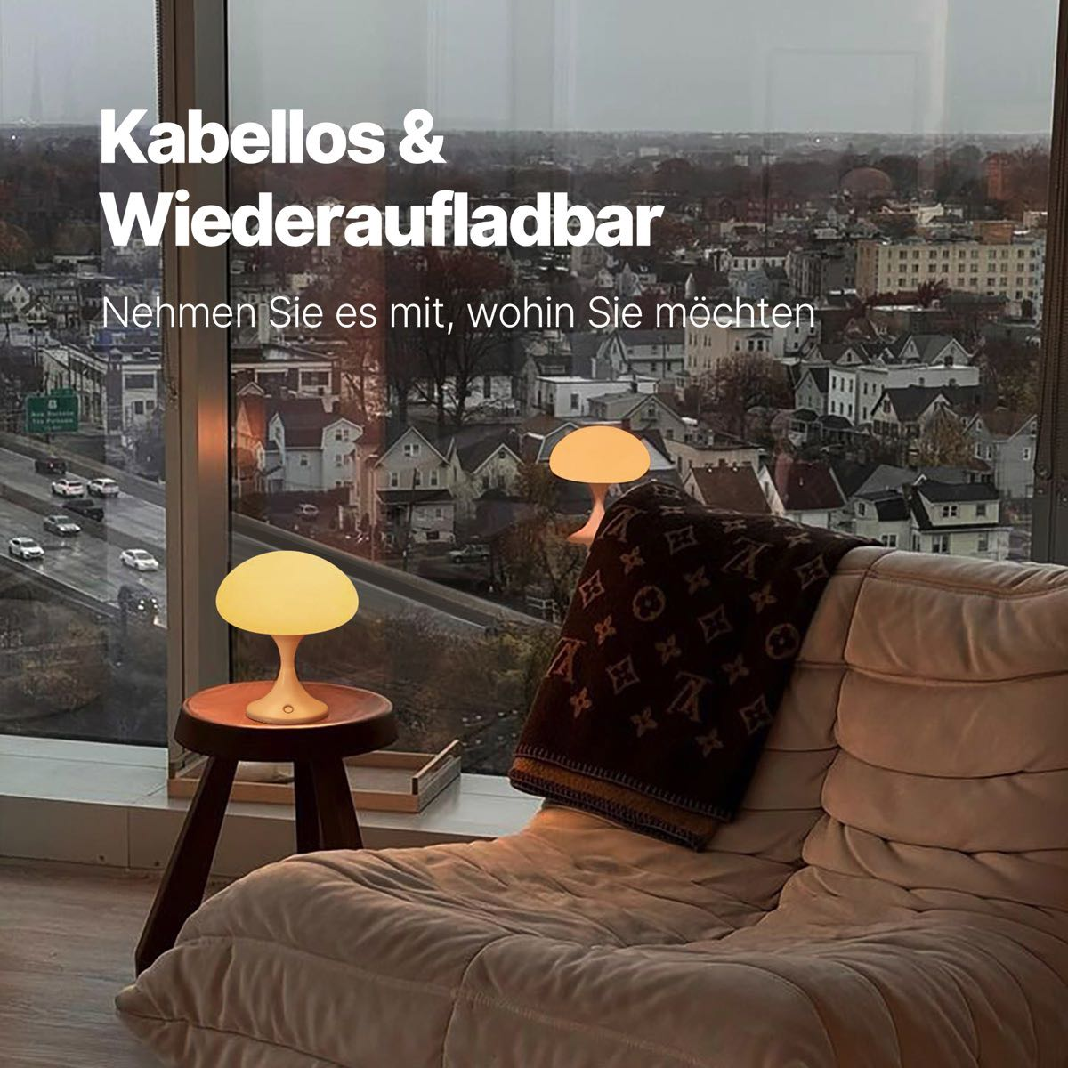 Ein Wohnzimmer mit zwei pilzförmigen Lampen. Stadtblick durch ein Fenster, Couch mit Decke.