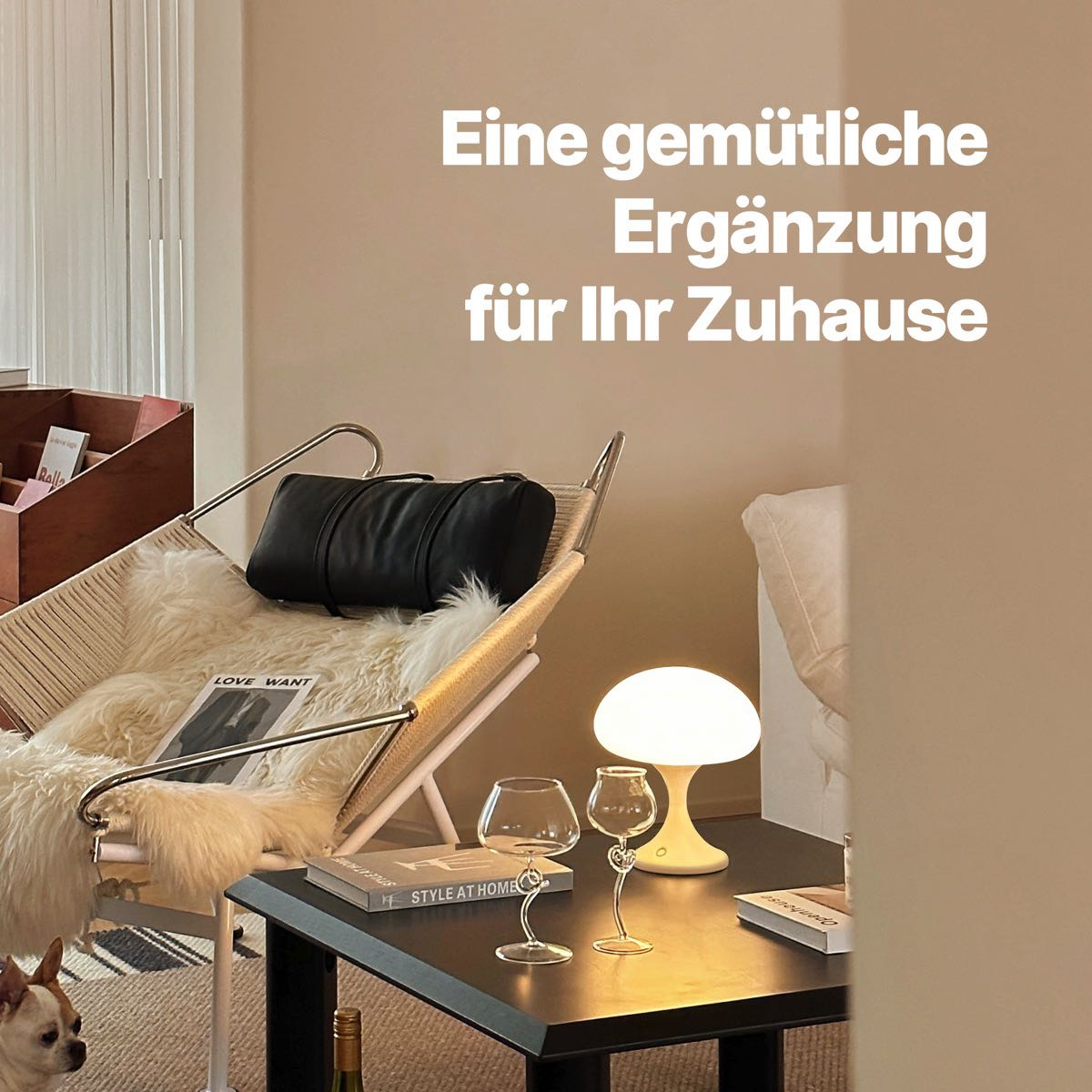 Innenszene: Stuhl, Lampe, Gläser, Bücher und ein kleiner Hund.