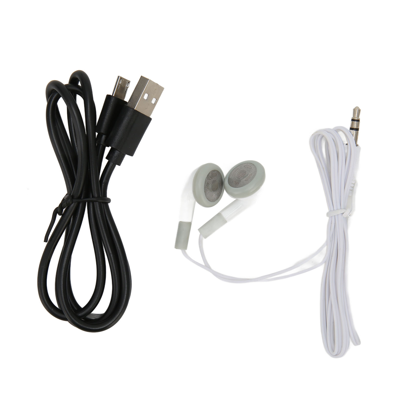 Schwarzes USB-Kabel, weiße Ohrhörer mit grauen Spitzen und weißes Audiokabel auf weiß.