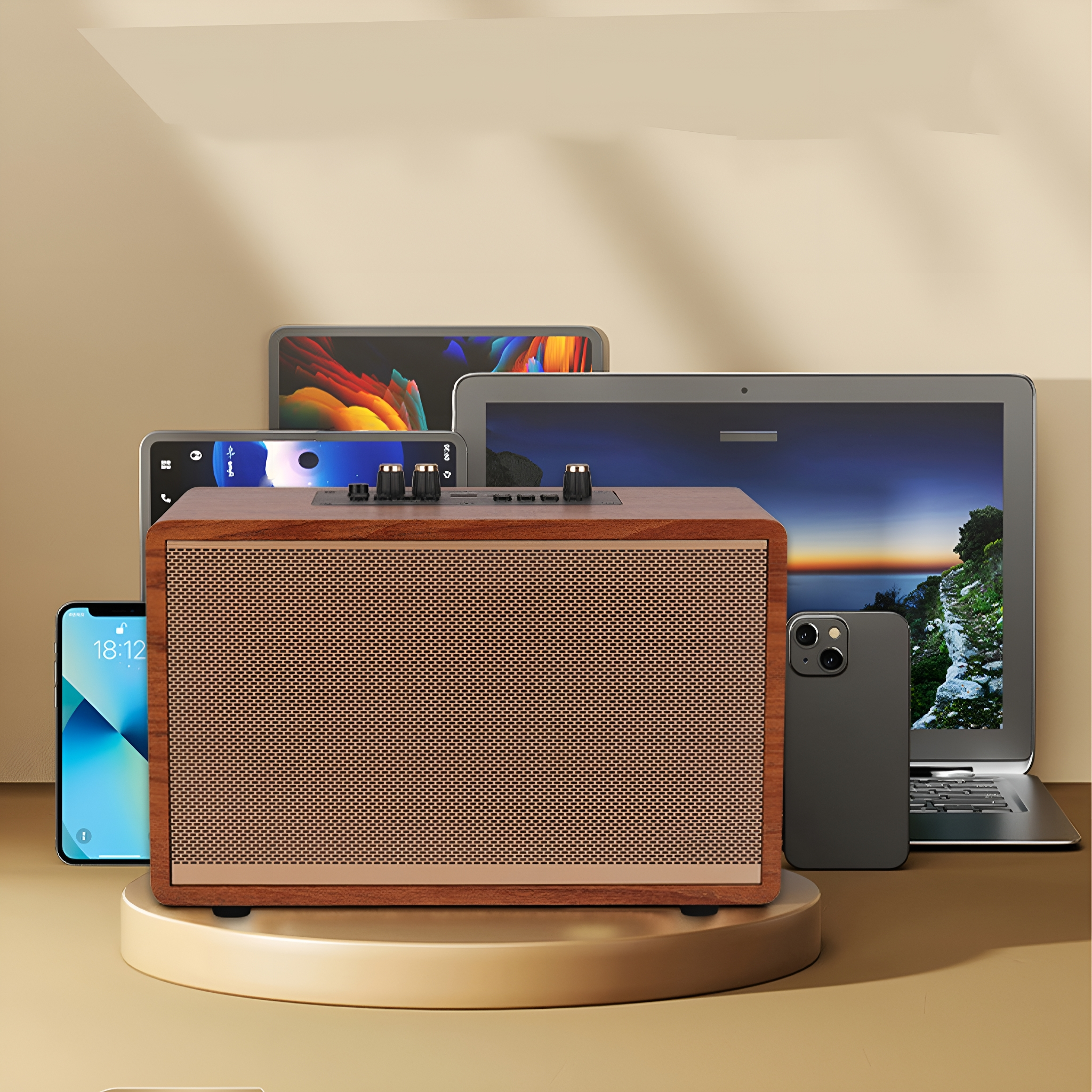 Holzlautsprecher mit Bildschirm und Telefon. Mehrere Geräte umgeben den Lautsprecher.