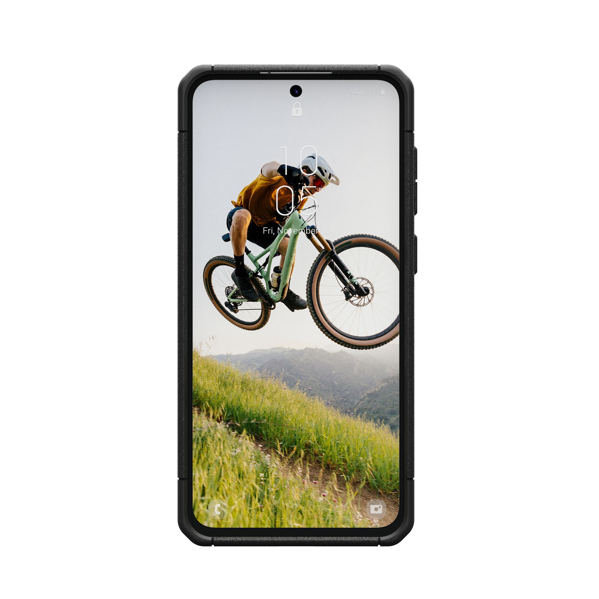 Een smartphone in een zwarte hoes, met een mountainbike-scène. De tijd is 10:04.