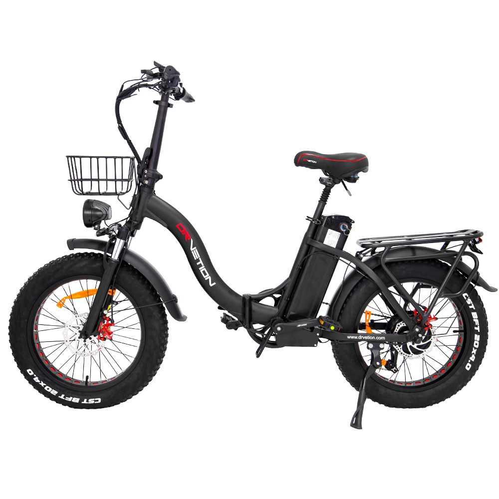 Bicicletta elettrica nera con cestino e portapacchi. Ha pneumatici larghi e un sedile con dettagli rossi.
