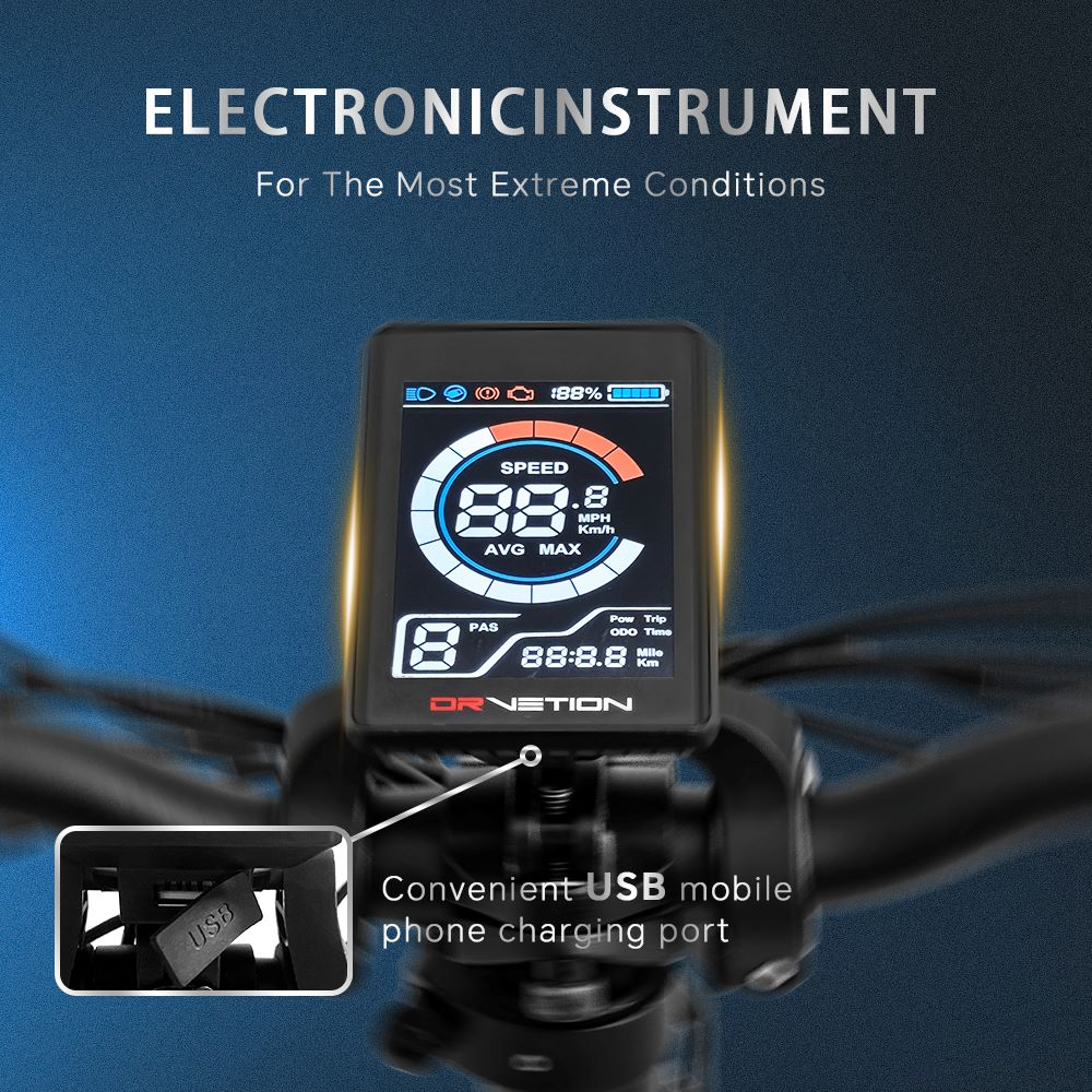 Display dello strumento elettronico che mostra la velocità e altri dati, più una porta di ricarica USB.