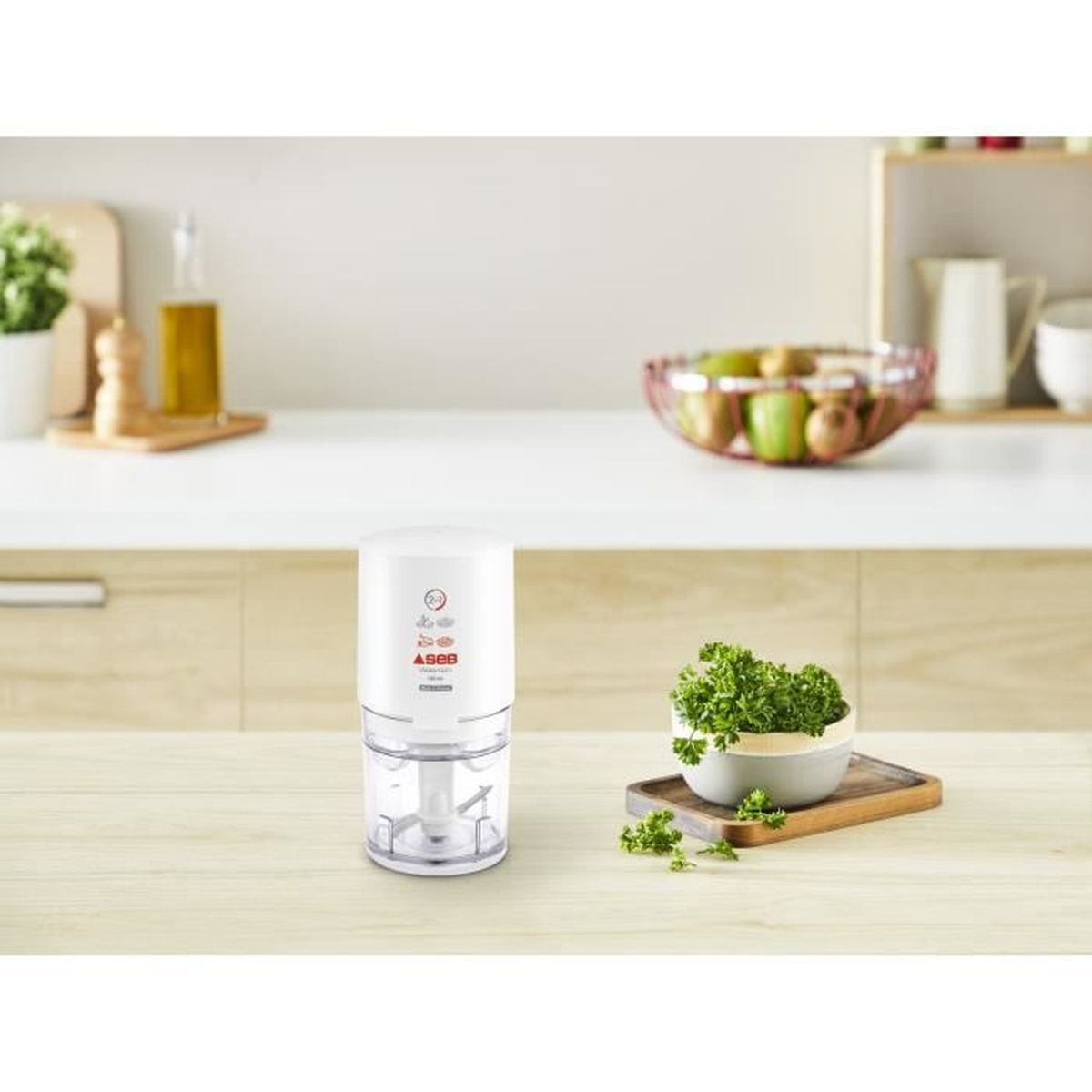 Tritacarne da cucina bianco e trasparente con cibo ed erbe su tagliere.