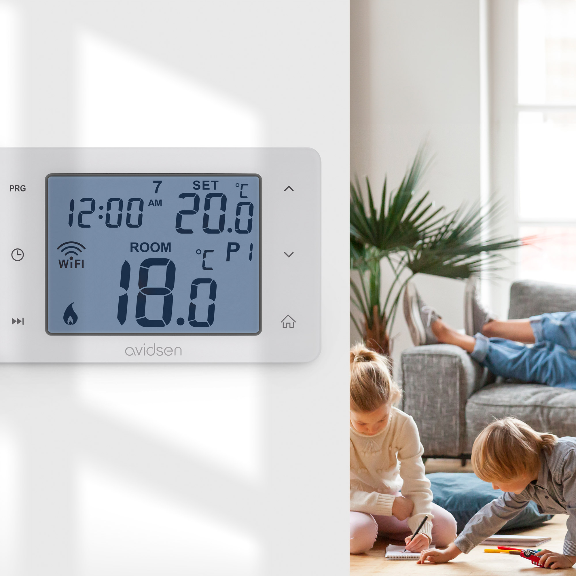 Termostato che mostra ora, temperatura e simbolo Wi-Fi, con famiglia sullo sfondo.