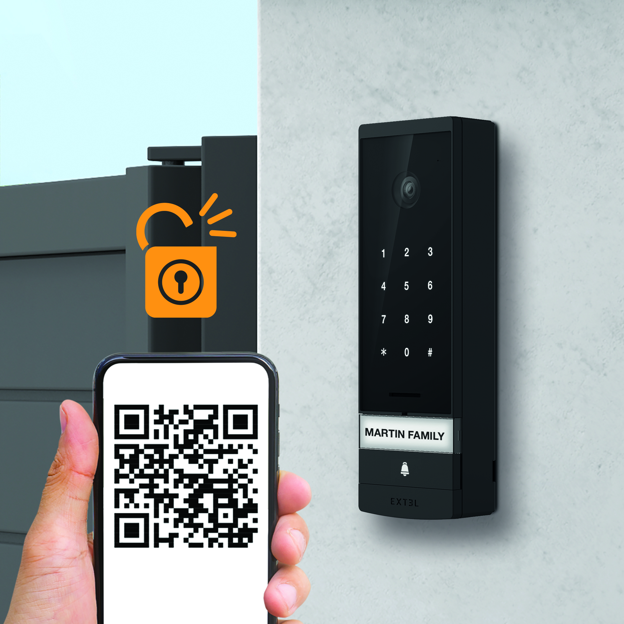 Una persona sosteniendo un teléfono con un código QR y un intercomunicador negro con cámara.