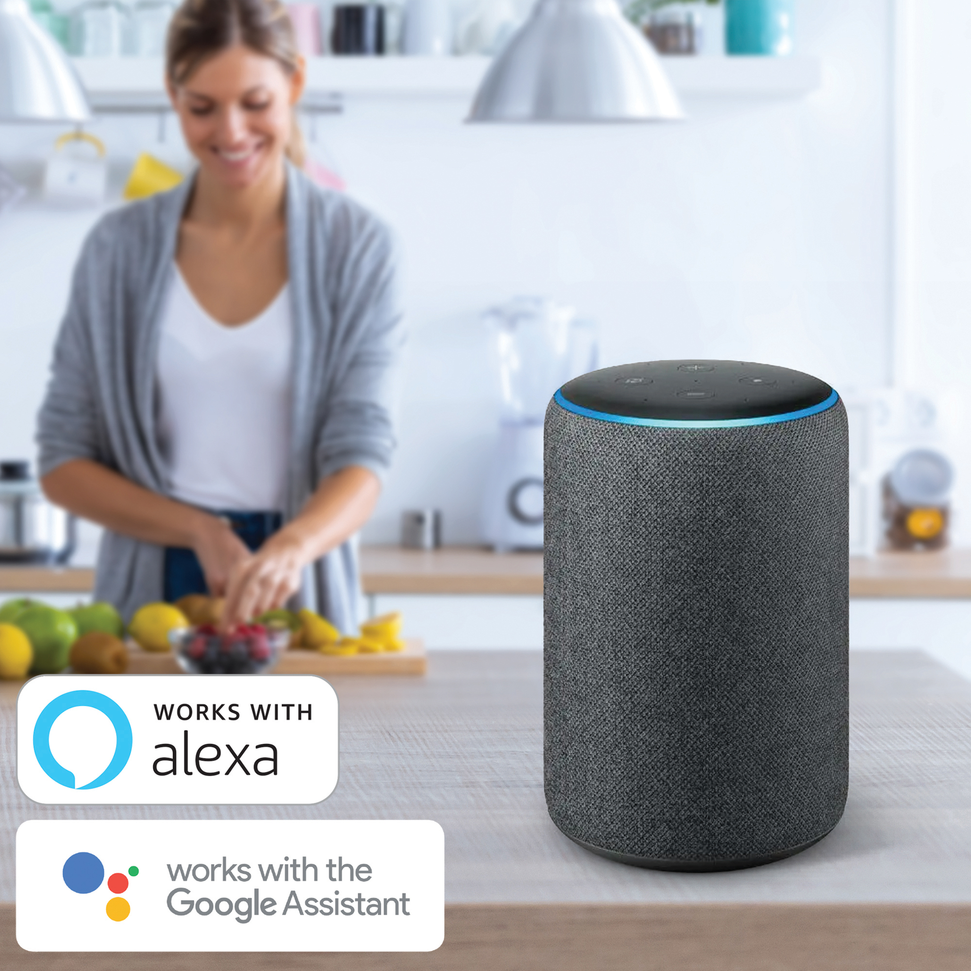Altoparlante intelligente con Alexa e Google Assistant, donna in cucina.