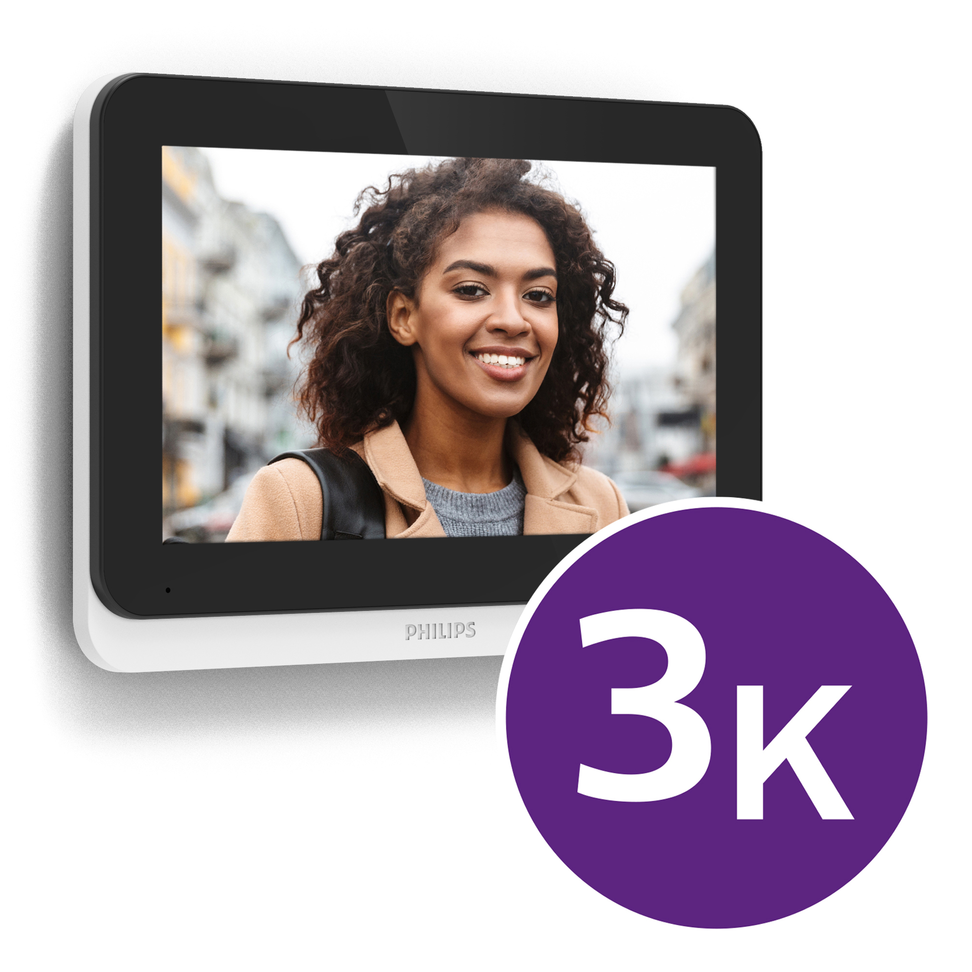 Persona sonriendo a un monitor que muestra una persona, con logo 3k.