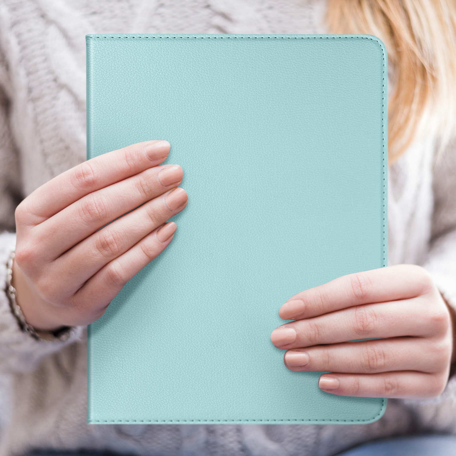Persona che tiene una custodia per tablet azzurra.