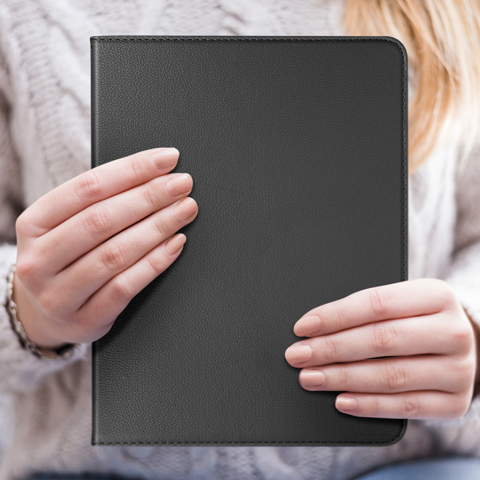 Mani che tengono una custodia nera per tablet.