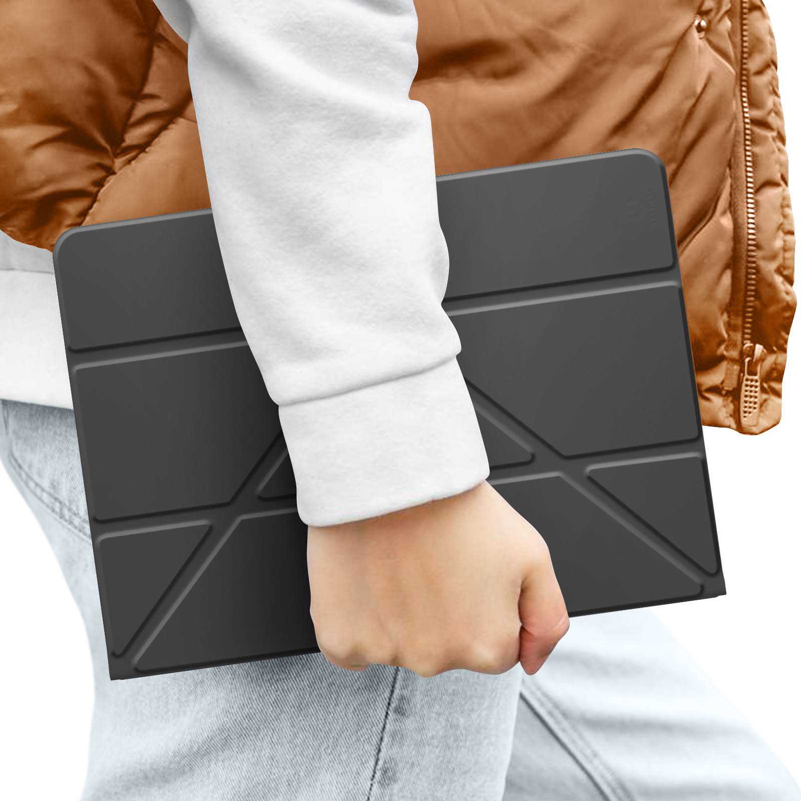 Persona che tiene una custodia per tablet nera, stile origami.
