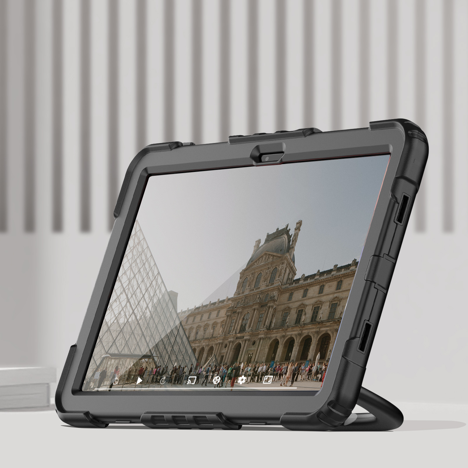 Tablet in schwarzem Gehäuse, aufgestellt. Der Bildschirm zeigt ein Museum.