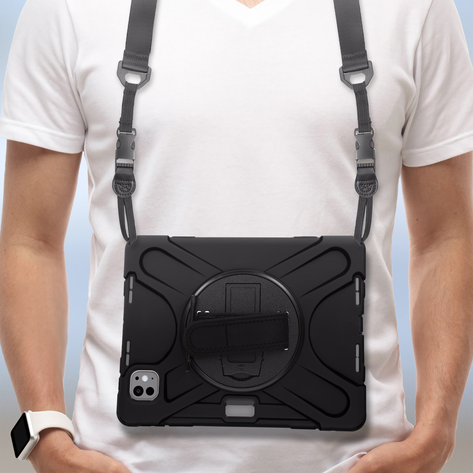 Mann trägt schwarze Tablet-Hülle mit Schultergurten. Weißes T-Shirt. Hellblauer Hintergrund.