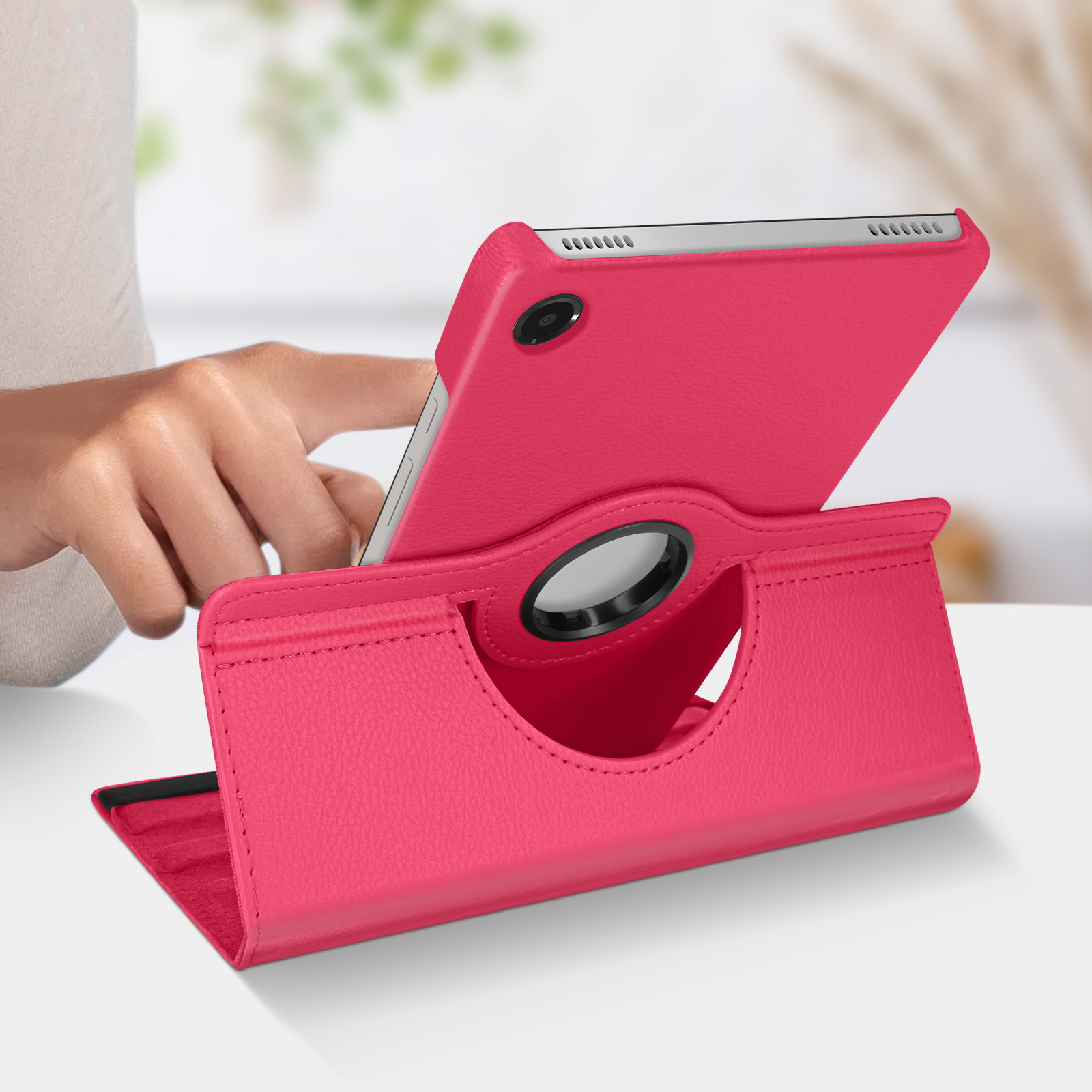Tablet rosa in custodia con supporto girevole, vista angolata, superficie bianca.