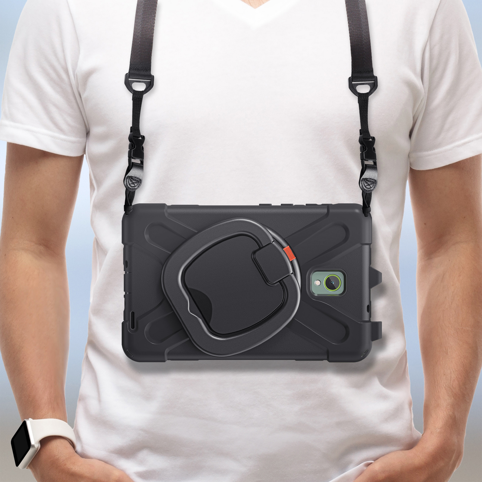 Una persona indossa una custodia per tablet nera con un cinturino al collo. Camicia bianca.