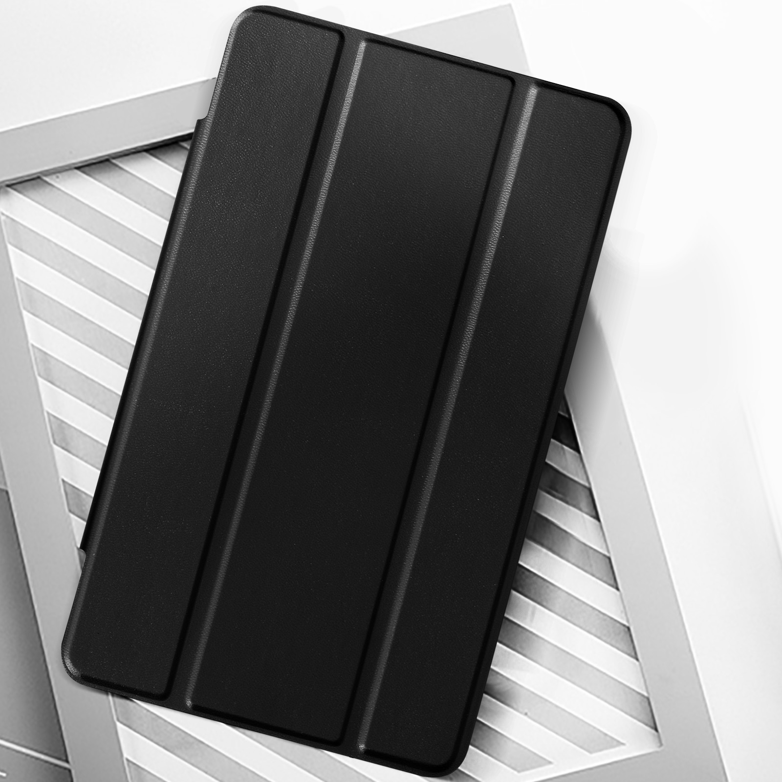 Custodia per tablet nera su una superficie bianca. La custodia è chiusa.