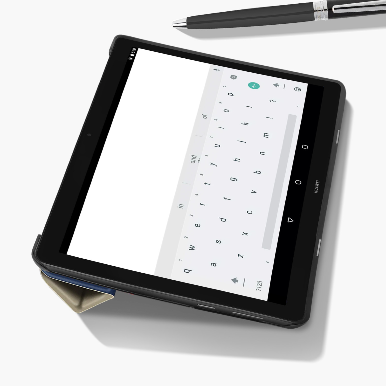 Tablet mit Bildschirmtastatur, neben einem Stift. Das Tablet befindet sich in einer Hülle.