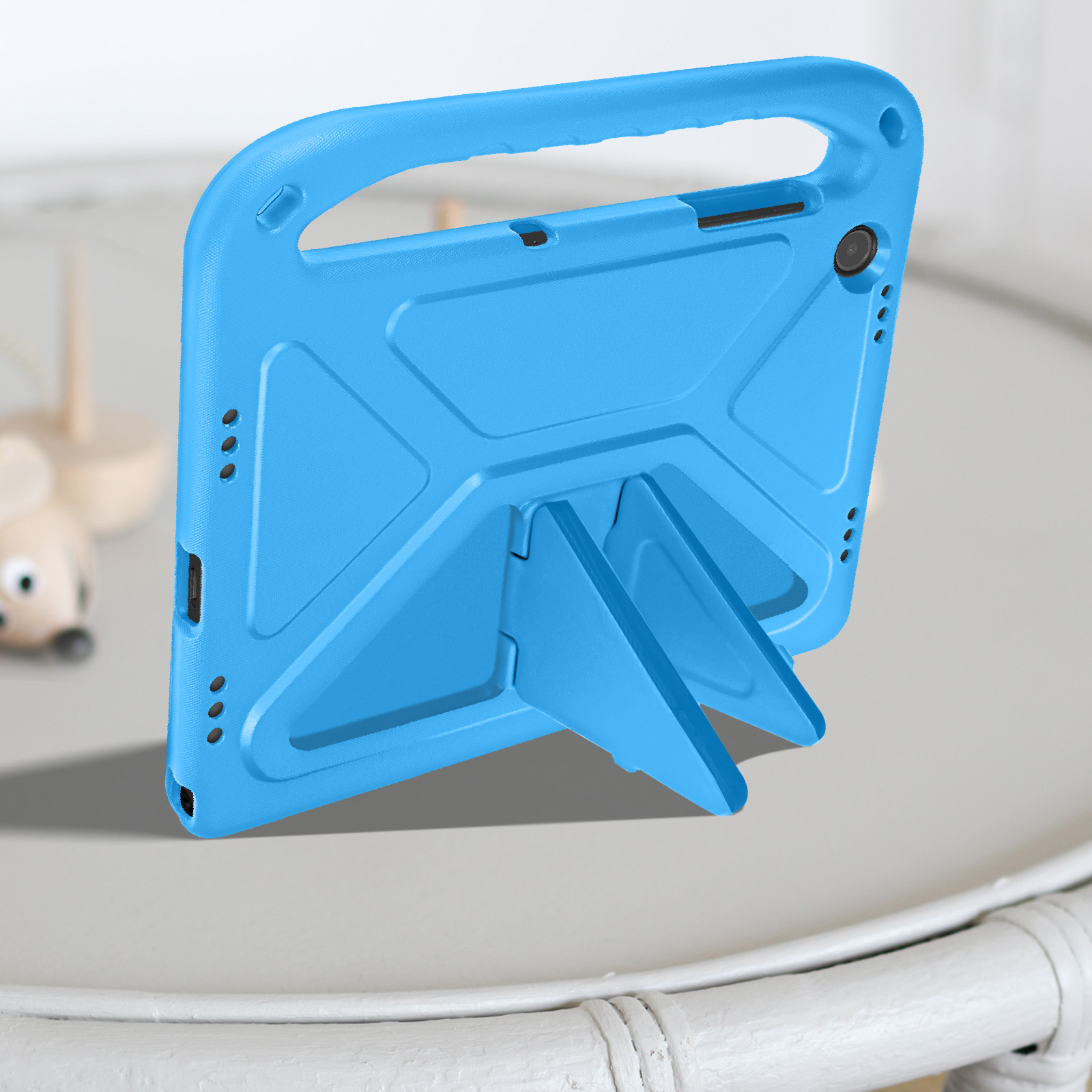 Blaue Tablethülle mit Griff und Ständer, die den Ständer in Gebrauch zeigt.