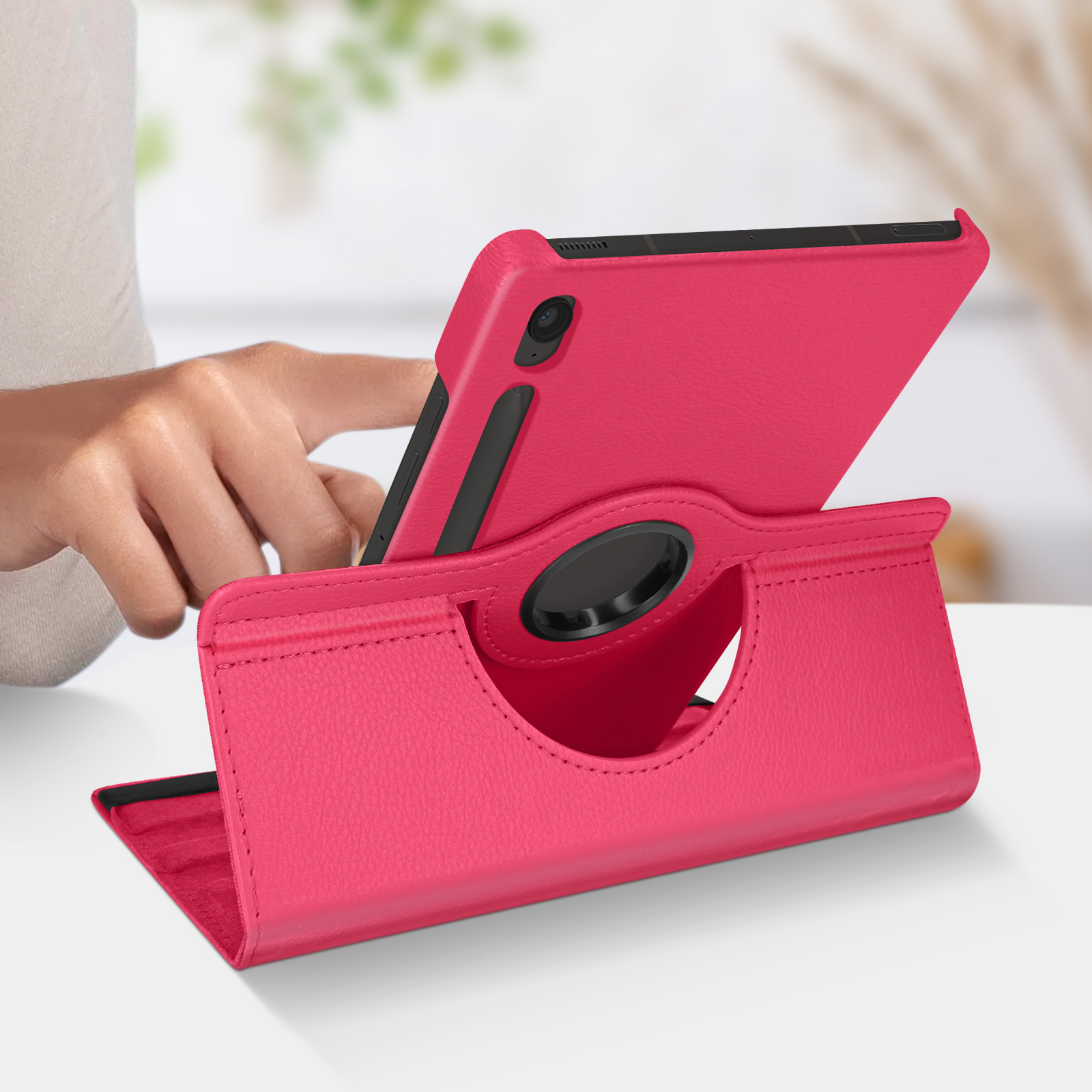 Custodia per tablet rosa con supporto. Il tablet è installato. Sfondo bianco.