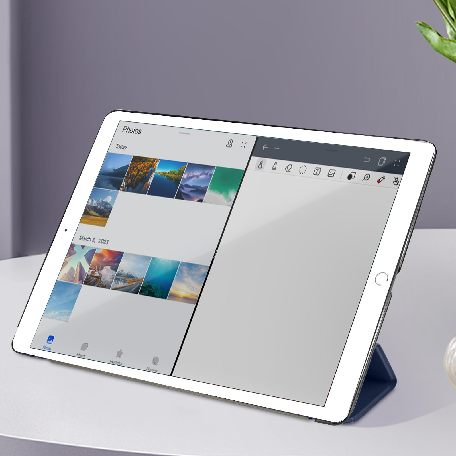 Tablet con app foto aperta, che mostra immagini e uno spazio di scrittura vuoto.