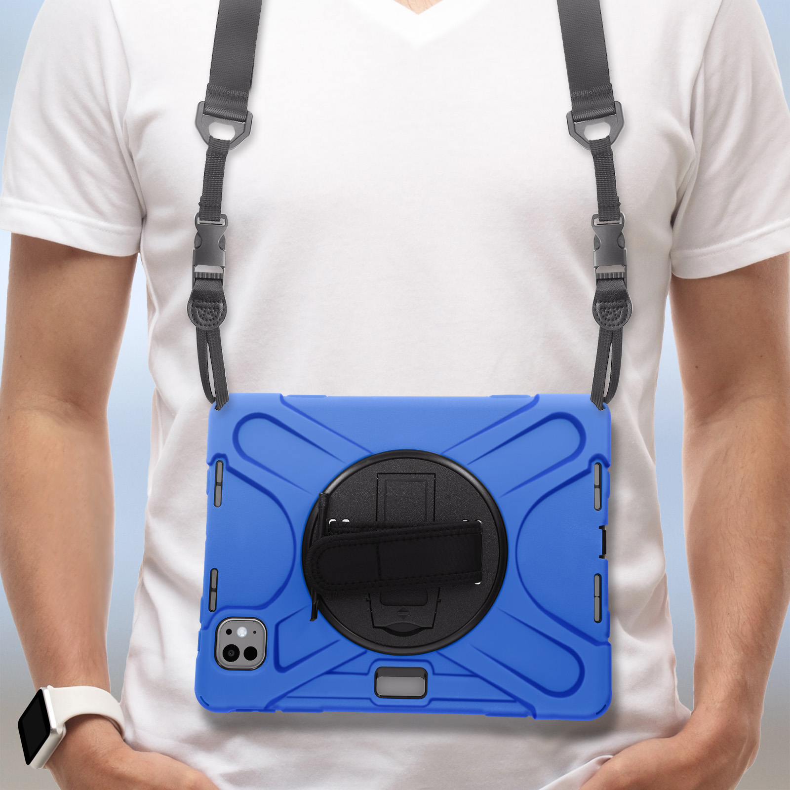 Person mit weißem Hemd, die eine blaue Tablet-Hülle mit Trägern über den Schultern trägt.