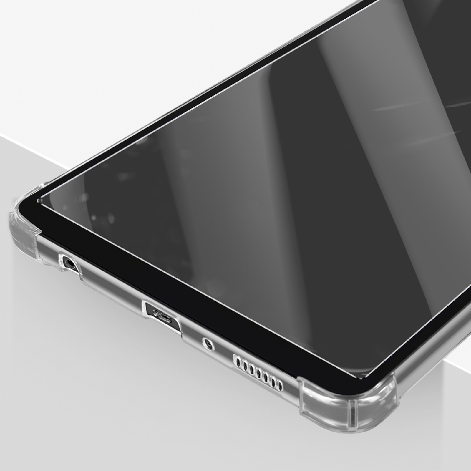 Nahaufnahme einer transparenten Tablethülle, die den Rand des Tablets zeigt. Die Hülle liegt auf weißem Untergrund.
