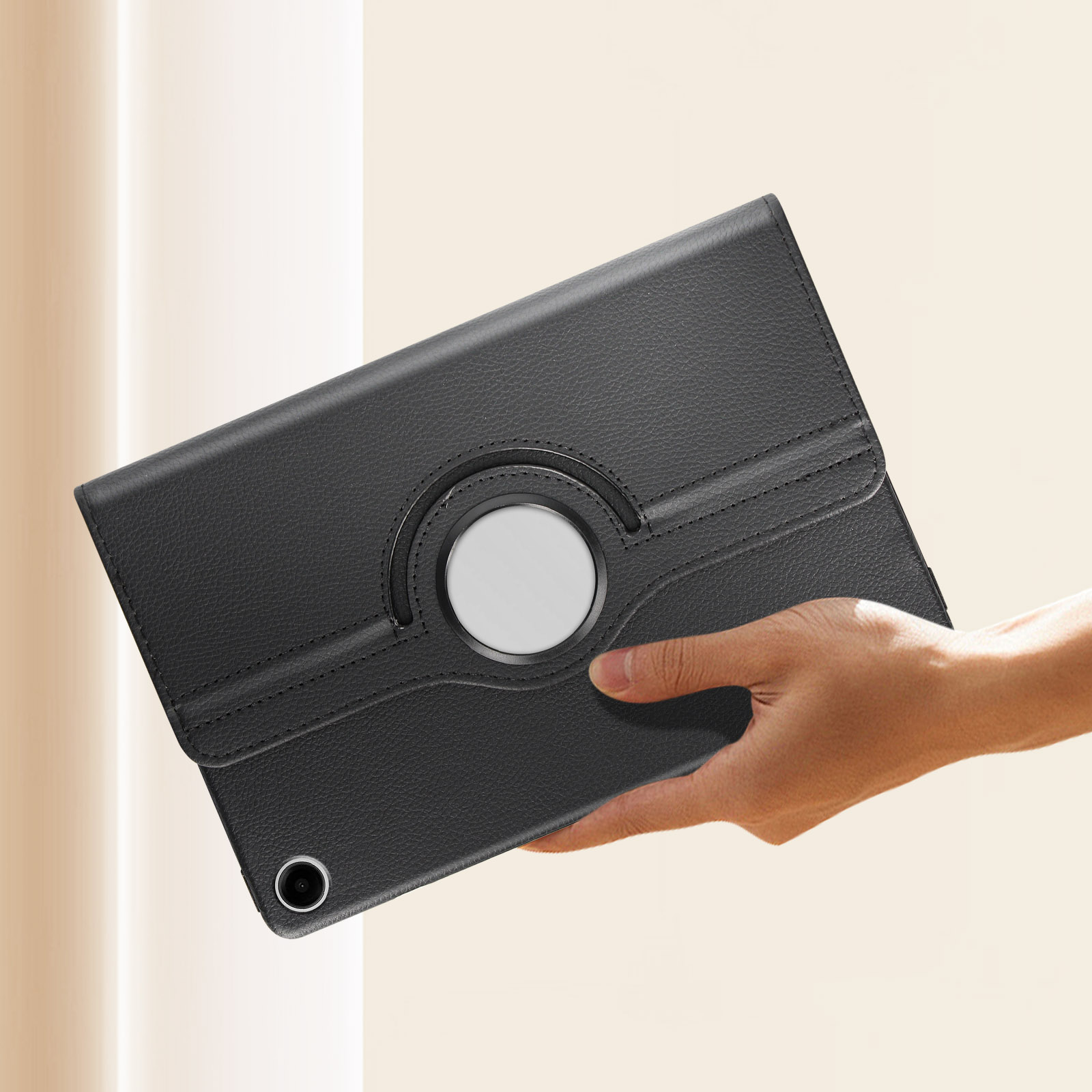 Una mano tiene una custodia per tablet nera. La custodia ha un anello rotante.