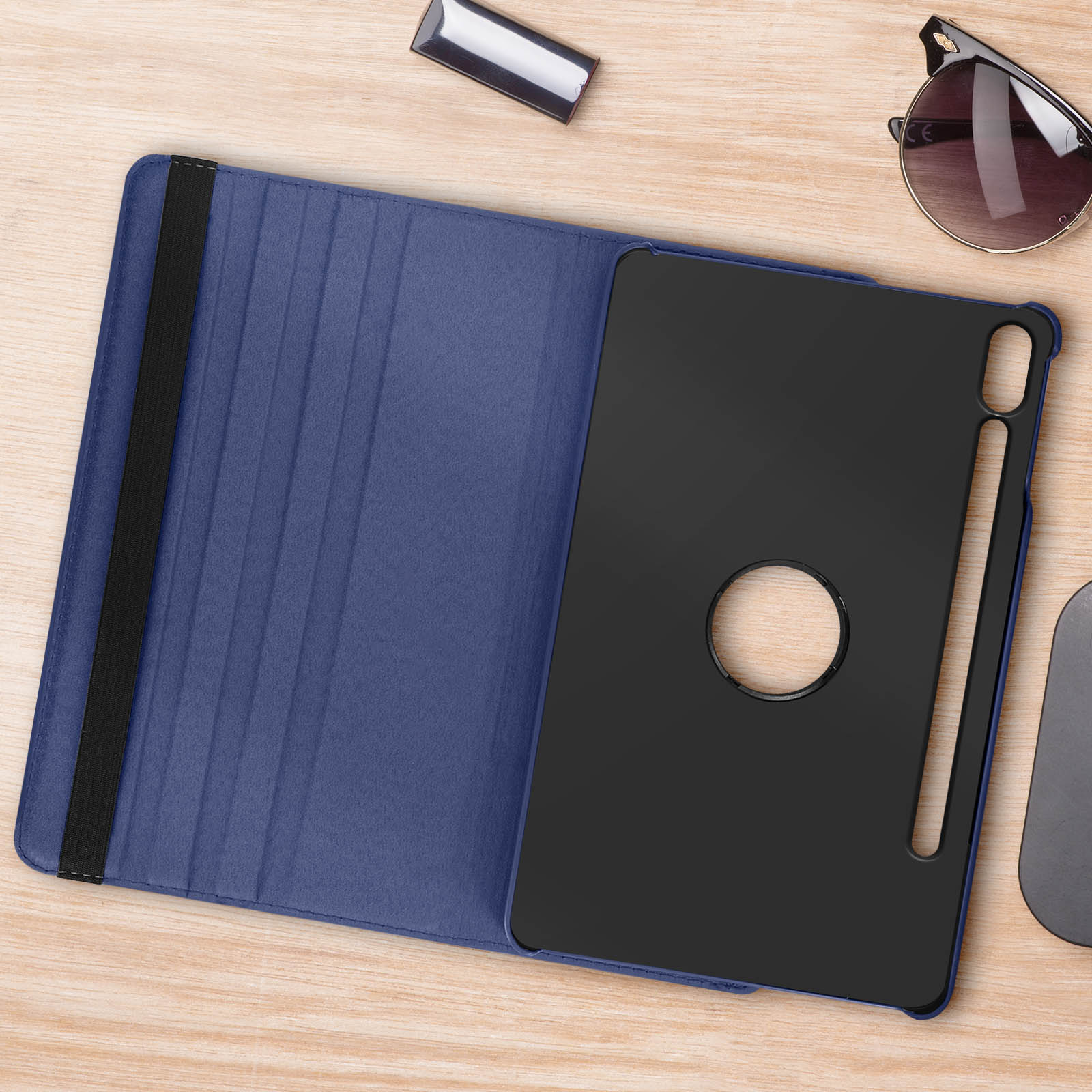 Tablet in una custodia blu, aperto con interno nero e penna nella custodia.