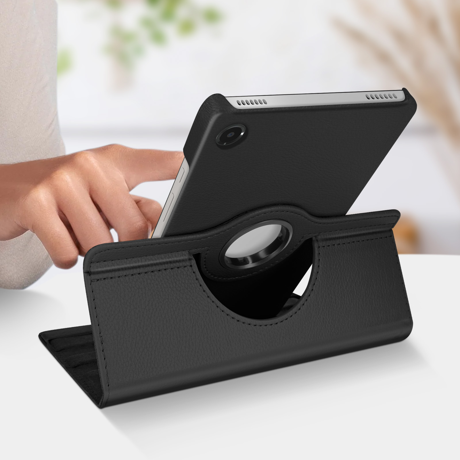 Tablet nero in una custodia nera con supporto girevole. Una mano sul lato.