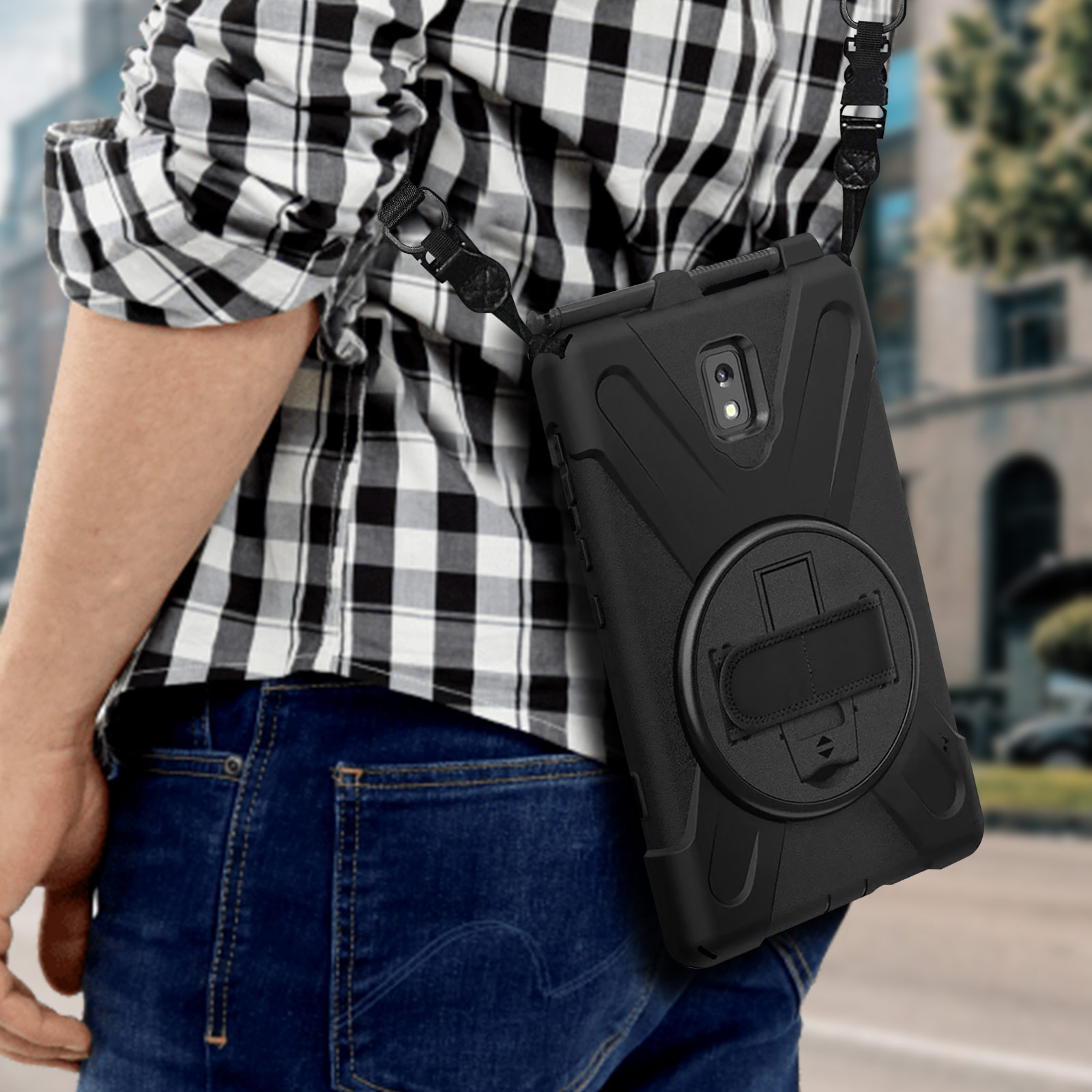 Person trägt kariertes Hemd und Jeans, trägt eine schwarze Tablet-Hülle mit Riemen.