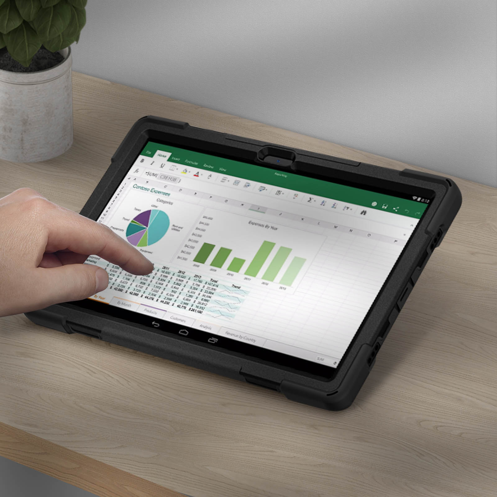 Un tablet in una custodia nera mostra un foglio di calcolo. Un dito tocca lo schermo.