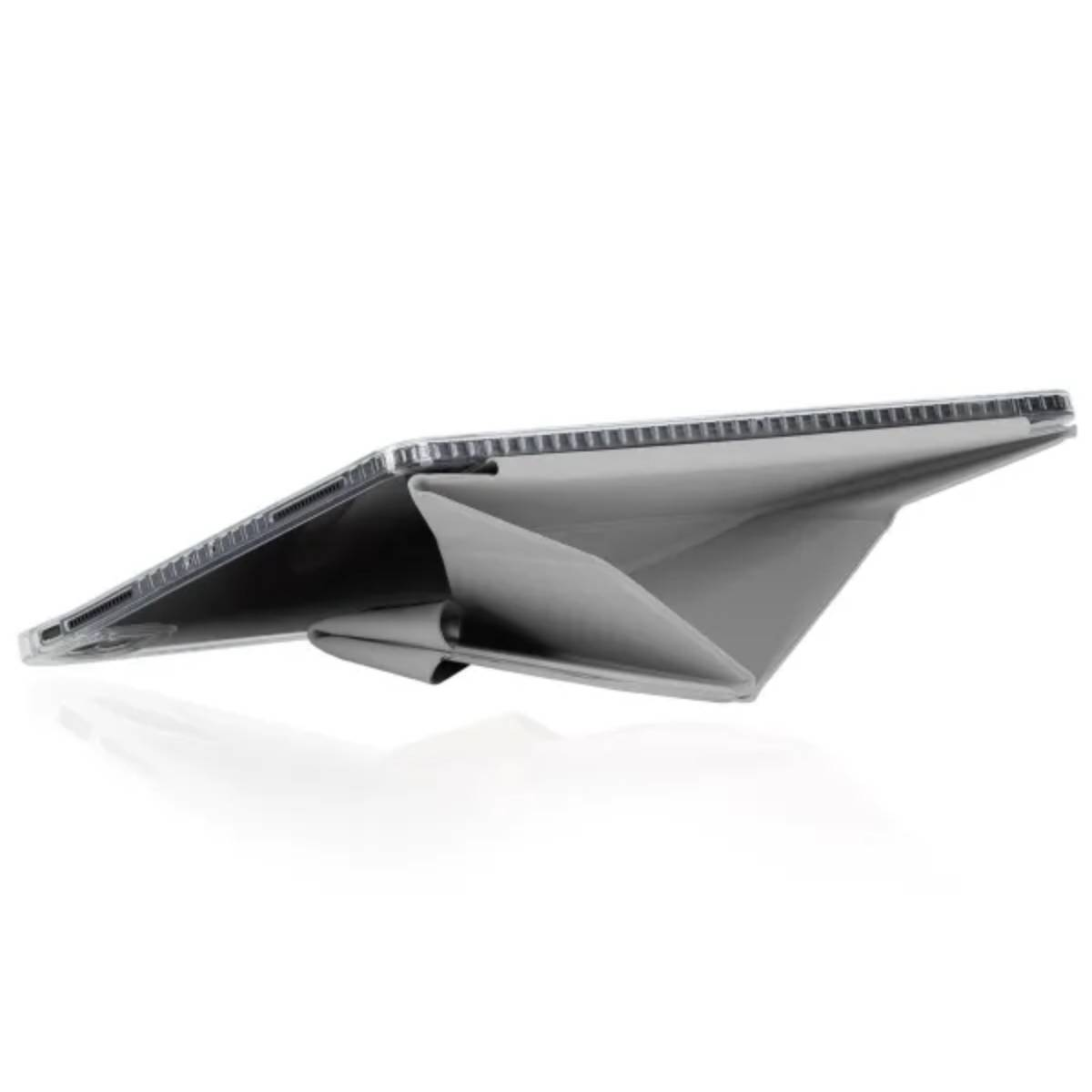 Tablet in una custodia, angolato. Sfondo bianco. La custodia è argento e nera.