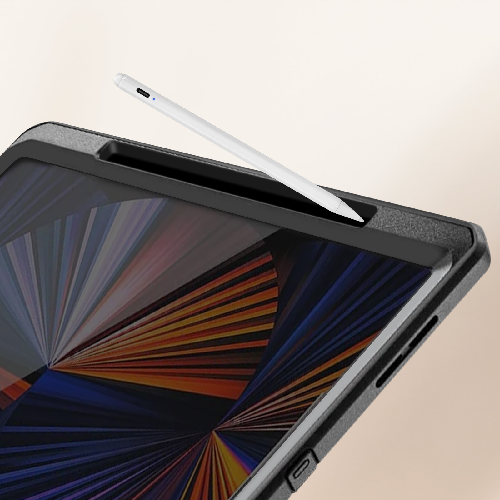Primo piano di tablet con custodia nera e matita bianca. Lo schermo mostra motivi colorati.