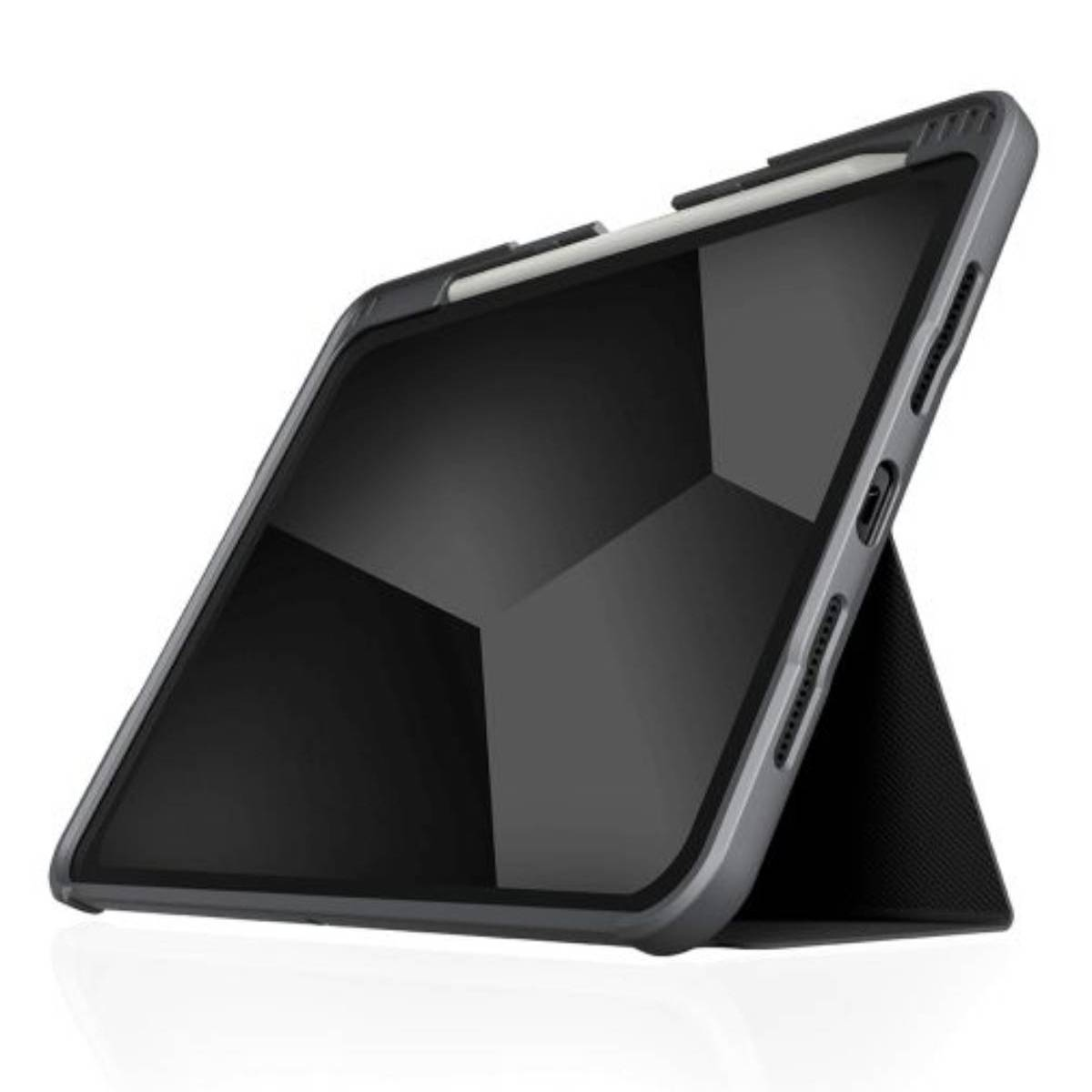 Tablet in una custodia, con una penna. Supporto aperto. Custodia nera. Bordo grigio.