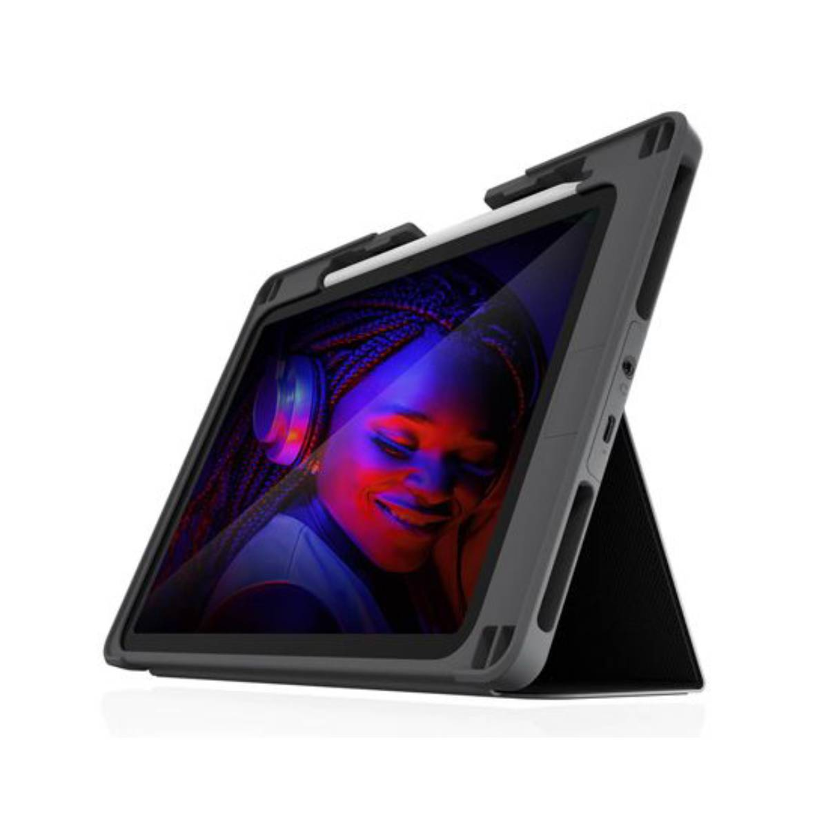 Un iPad in una custodia grigia che mostra una donna sorridente sullo schermo.