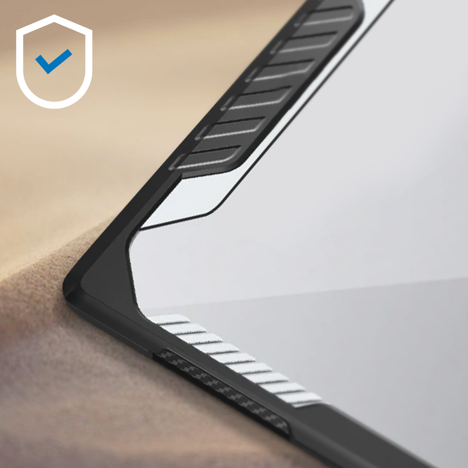 Nahaufnahme einer schwarzen iPad-Hülle mit einem Häkchen-Symbol.