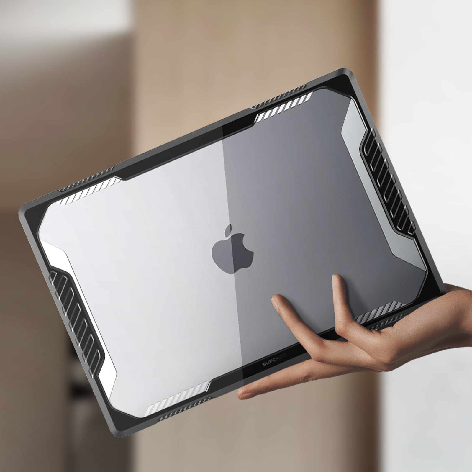 Person hält ein Macbook in einer Schutzhülle. Apple-Logo sichtbar.