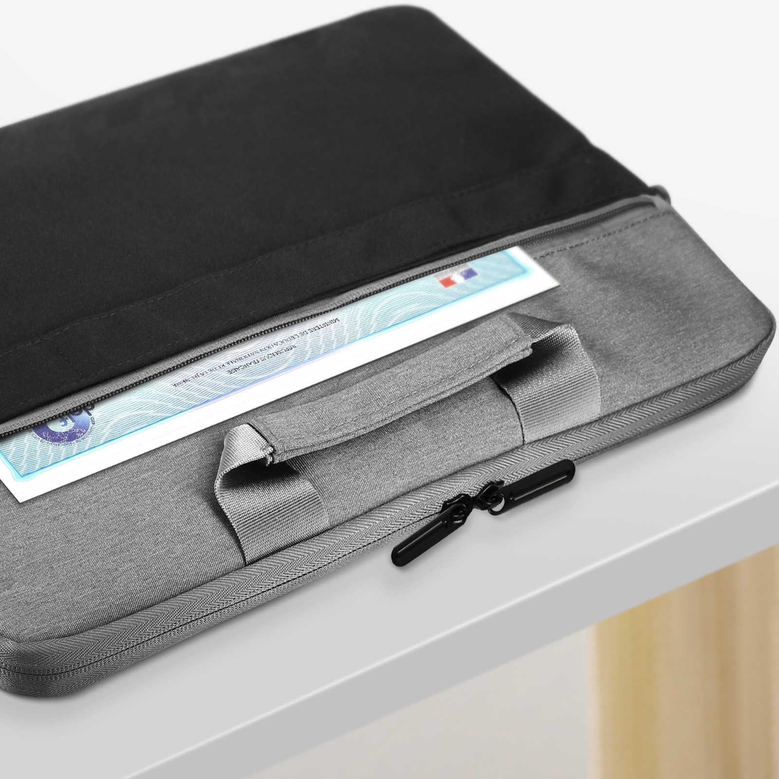 Custodia per laptop con documento e cerniera. Maniglia e cerniera sono nere.