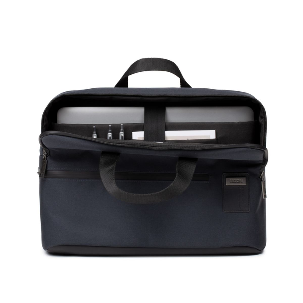 Offene schwarze Laptoptasche mit Griff. Laptop, Zubehör innen.