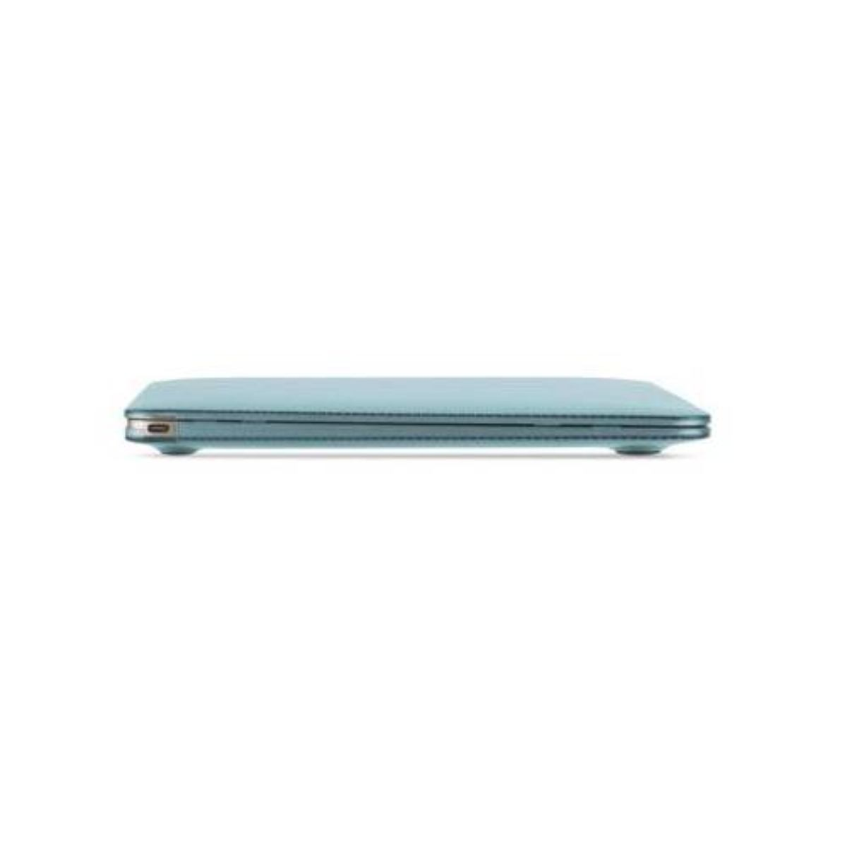Un laptop sottile azzurro chiaro, chiuso e appoggiato su una superficie bianca. Vista laterale.