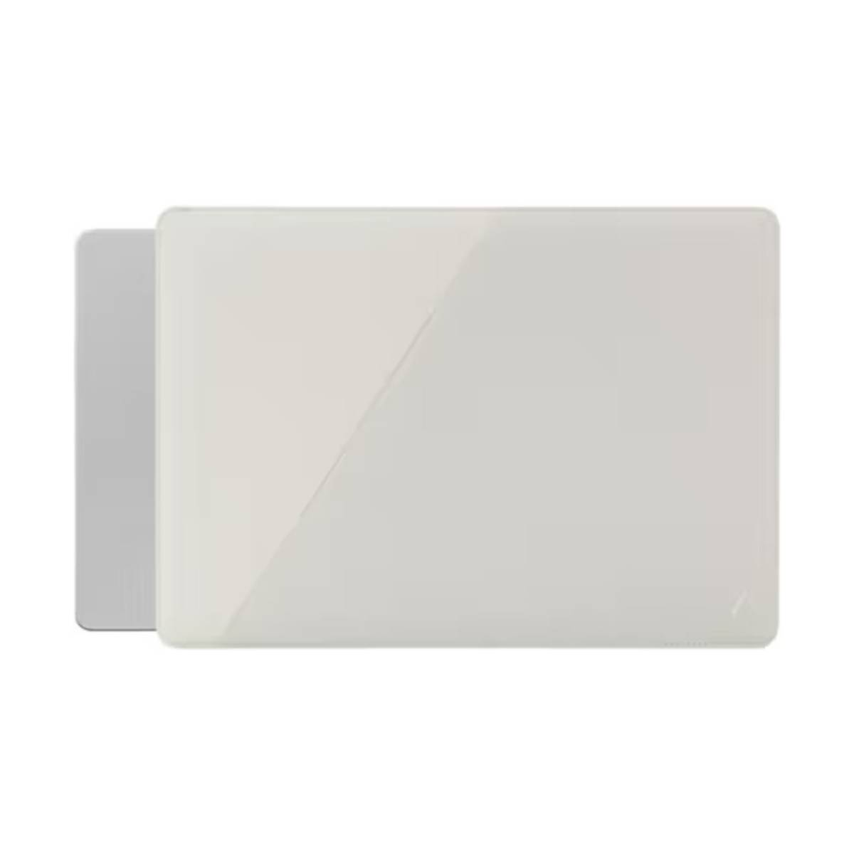 Custodia per laptop, bianca con un design a linea diagonale, accanto a un laptop grigio. Sfondo bianco.