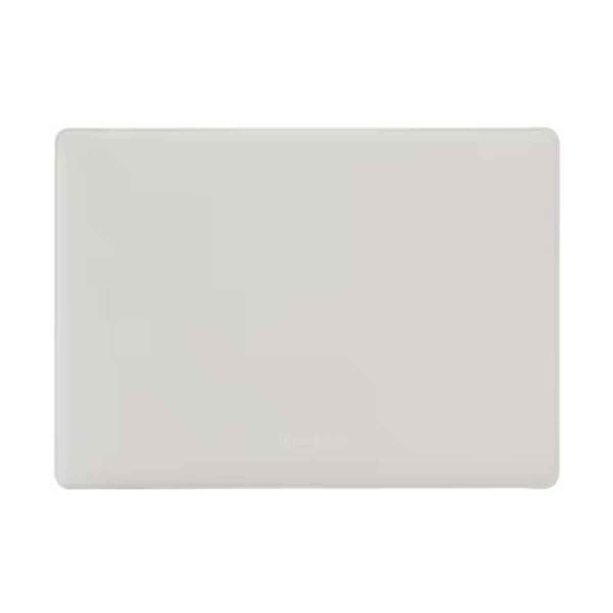 Coperchio del laptop bianco con superficie bianca. È un design semplice, con una forma semplice.