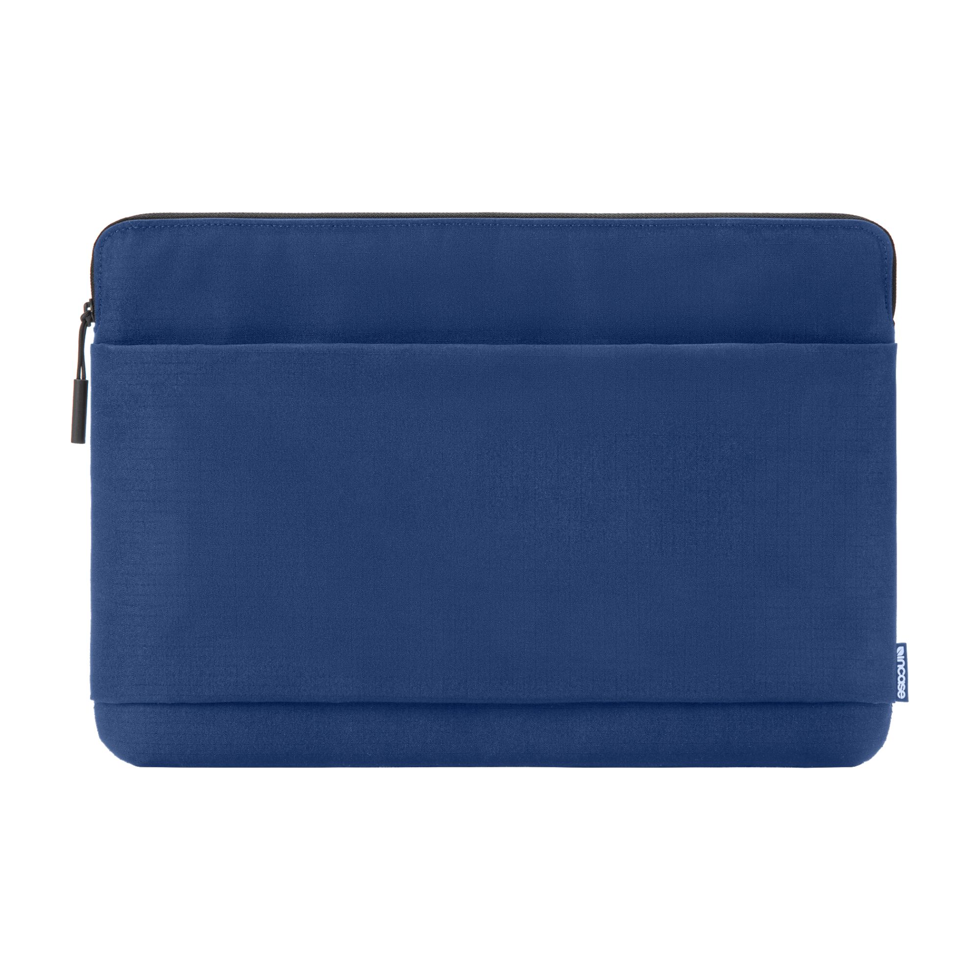 Custodia blu per laptop. Colore blu unito con chiusura a zip. Il marchio Incase è sul lato.
