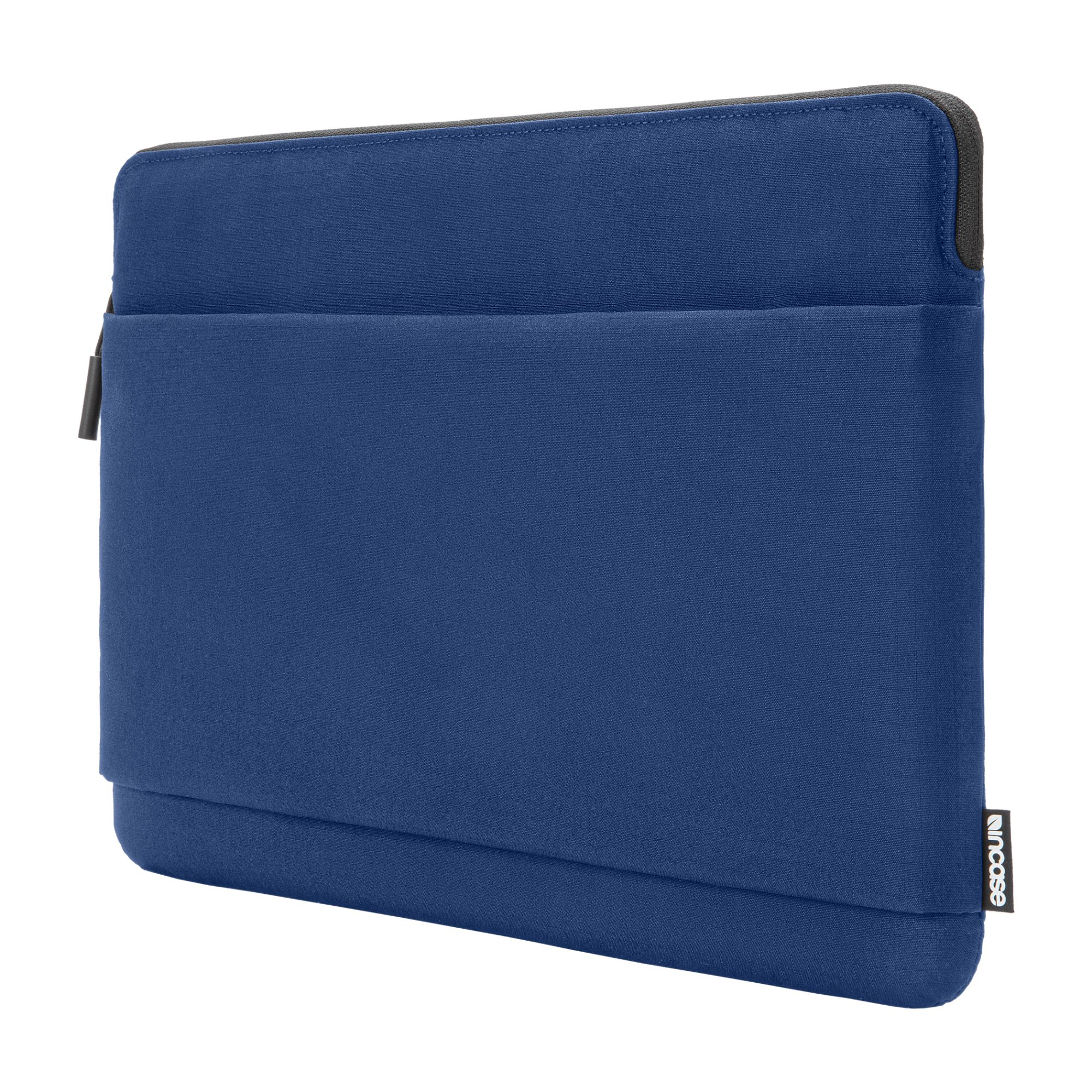 Custodia blu per laptop con tasca e cerniera. Sfondo bianco.