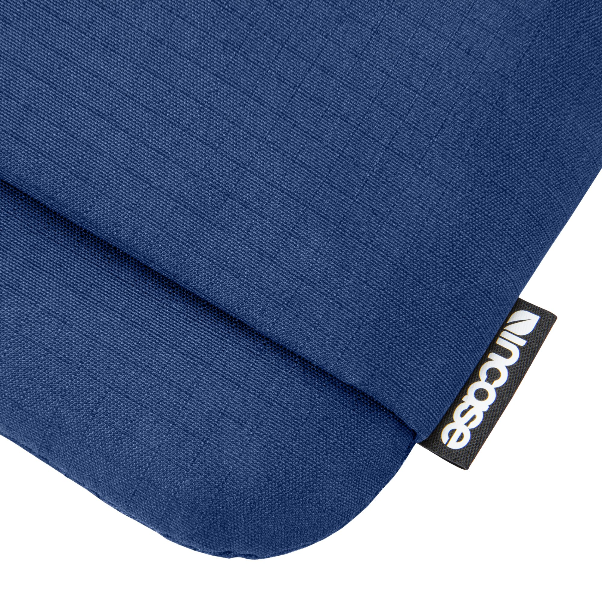 Primo piano di una custodia per laptop blu navy. Un'etichetta bianca con il logo Incase è sul lato.