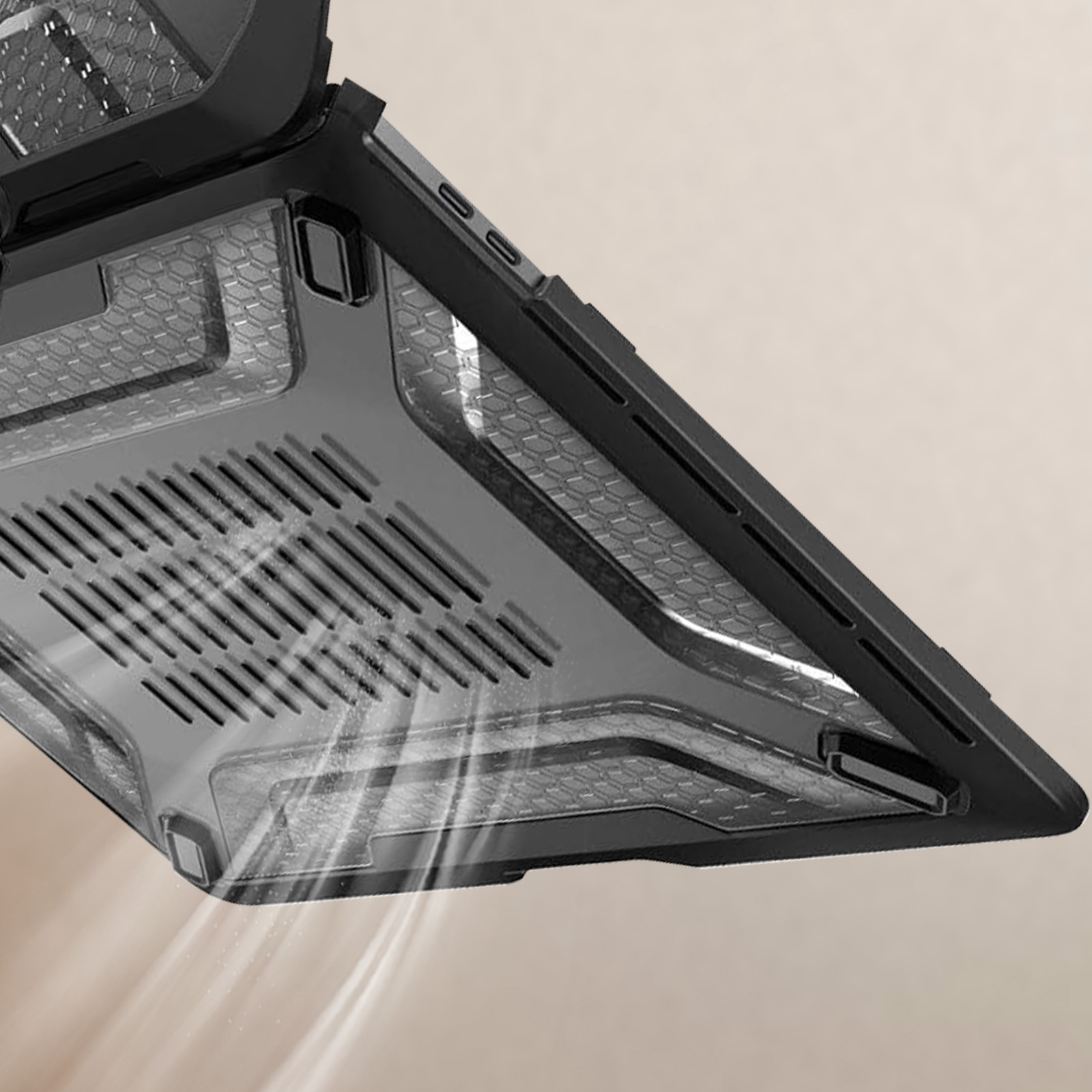 Interno della custodia per laptop nera che mostra la ventilazione. La custodia ha un motivo a nido d'ape.