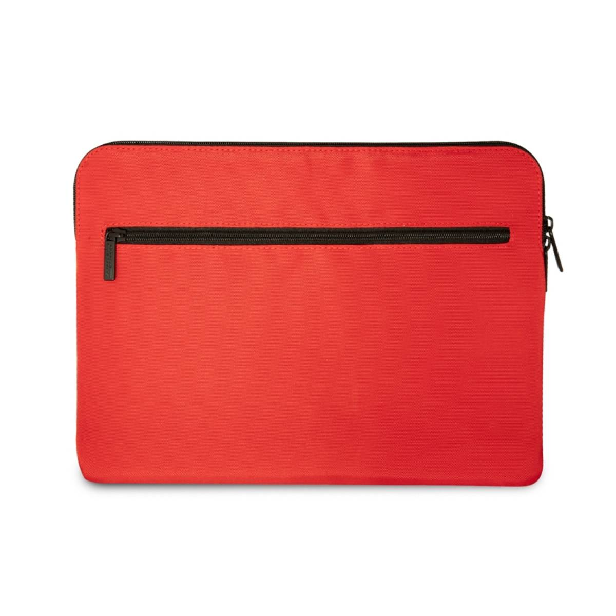 Una funda roja para portátil. Es rectangular con cremallera. El fondo es blanco.